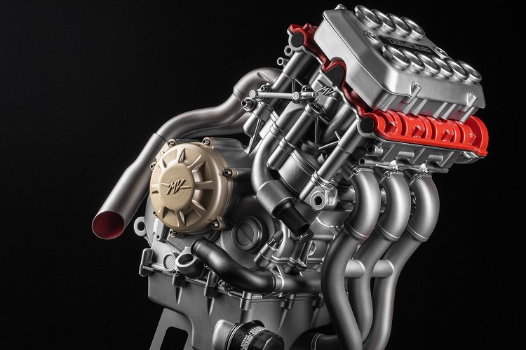 Können wir aus der Form des roten Ventildeckels folgern, dass der Ventiltrieb mit drei Nockenwellen funktioniert?