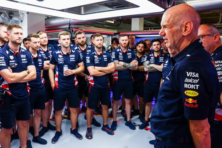 Adrian Newey mit der Red Bull Racing-Mannschaft
