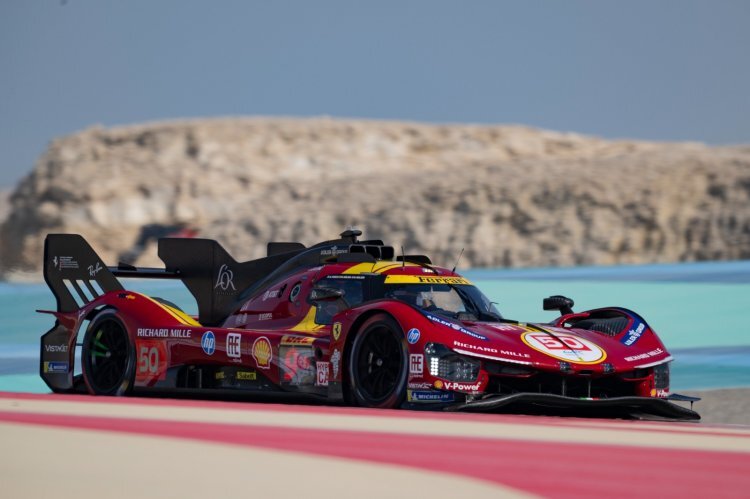 Der Werks-Ferrari 499P wie immer in Rot