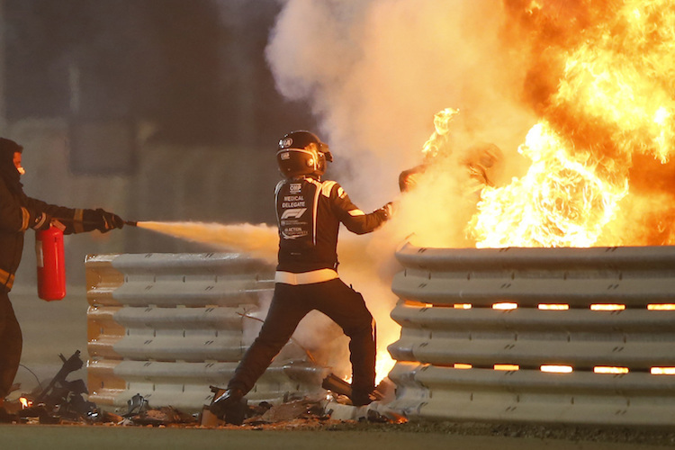 Romain Grosjean entkommt in Bahrain 2020 dem Feuer