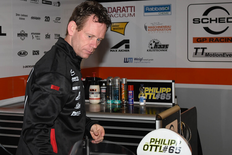 Papa Peter Öttl in der Box von Schedl GP Racing