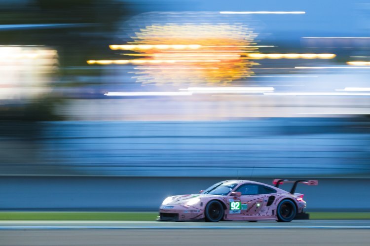 Nachtfahrt fÃ¼r die rosa Sau: Porsche 911 RSR