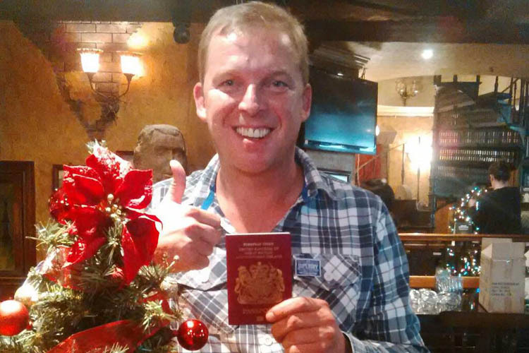 Vorgezogene Weihnachten: Ex-Grand-Prix-Fahrer Sean Emmett durfte seinen Reisepass abholen