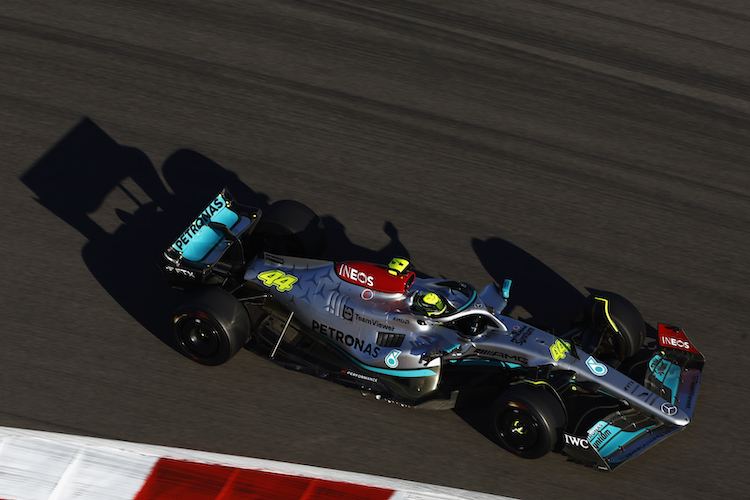 Lewis Hamilton mit unmarkierten Testreifen von Pirelli