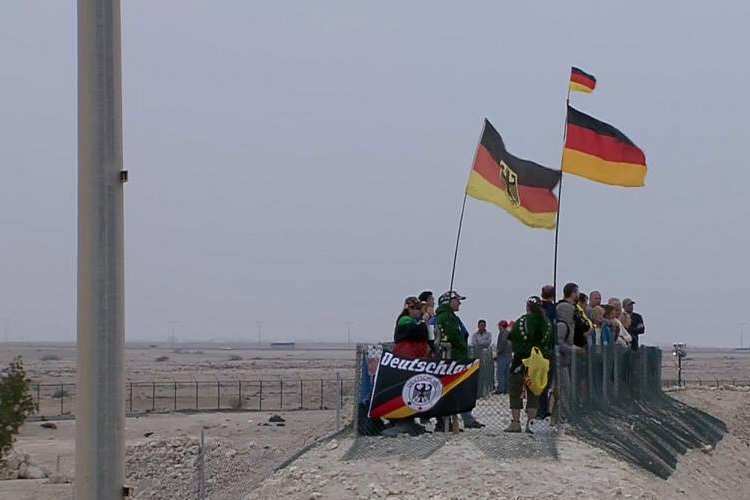 Fans mit deutscher Flagge in Katar, offiziell sollen 12.000 Zuschauer vor Ort gewesen sein