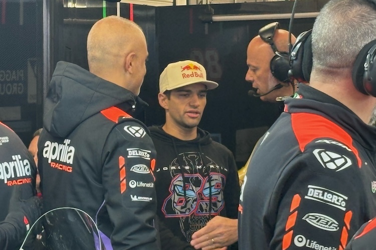 Jorge Martin in der Aprilia-Box mit Crew-Chief Romagnoli (rechts.)