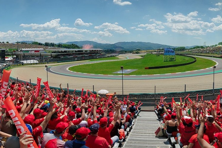 Tribüne an der Correntaio-Kurve von Mugello: Am Italien-GP die Fankurve der Ducatisti