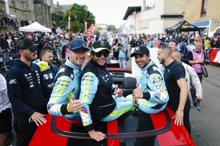 Maxime Martin, Valentino Rossi und Ahmad Al Harthy (v.li.) bei der Fahrerparade in Le Mans