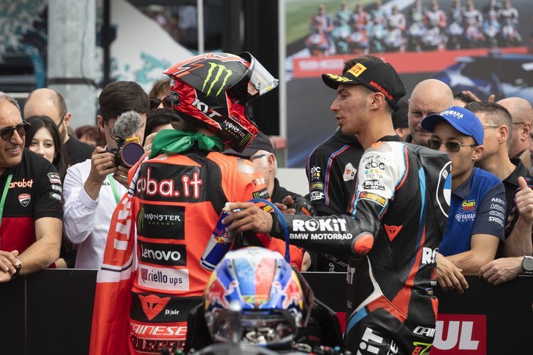 Le vainqueur Nicolo Bulega et le vainqueur Toprak Razgatlioglu
