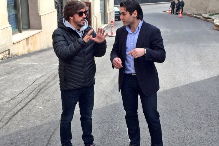 Arif Rahimov (rechts) mit Fernando Alonso