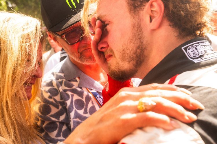 Emotionen pur: Die Eltern von Oliver Solberg freuen sich mit ihrem Sohn. Papa Petter Solberg war schon Rallye-Weltmeister gewesen.