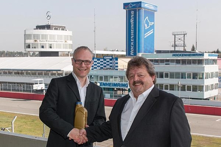 Hockenheimring-Geschäftsleiter Georg Seiler (rechts) mit Martin Huning von der Firma Ravenol