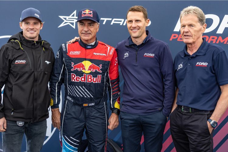 Dakar-Titelverteidiger Carlos Sainz mit den Dakar-Projekt-Entscheidungsträgern Will Ford, Matt Wilson, Malcolm Wilson