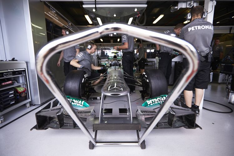 AMG Mechaniker arbeiten am Auto von Lewis Hamilton