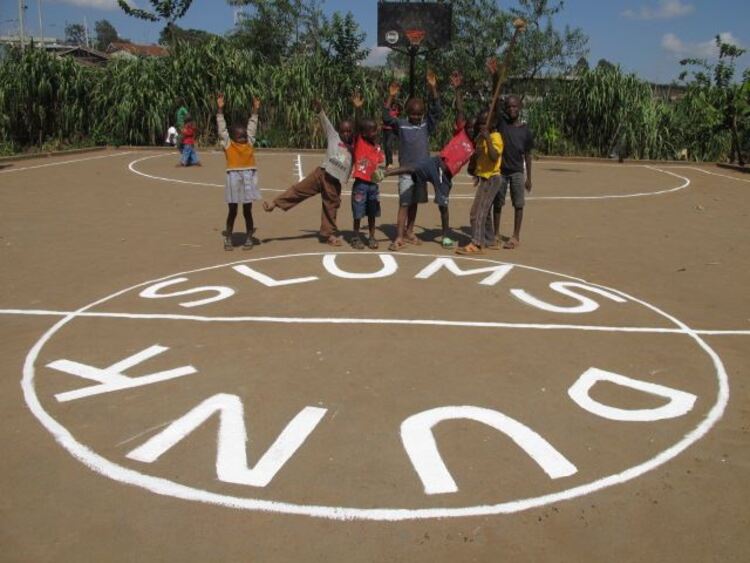 «Slums Dunk» baute einen Basketballplatz und eine dazugehörige Akademie