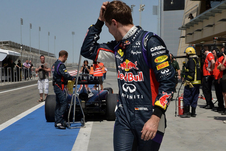 Sebastian Vettel in Bahrain: Ungläubiger Blick zurück