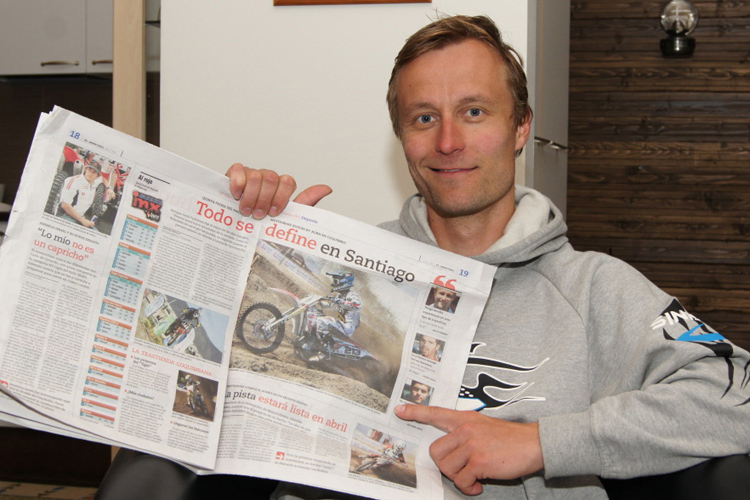 Antti Pyrhönen freut sich über einen chilenischen Zeitungsartikel