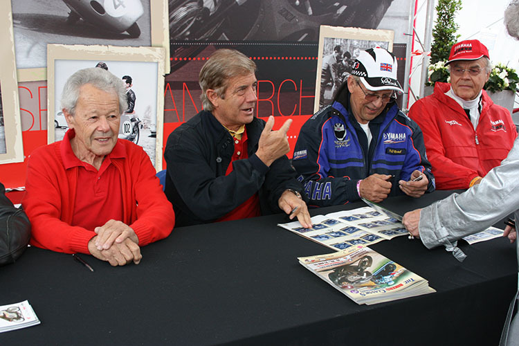 Luigi Taveri (links) neben den Weltmeister-Kollegen Agostini, Read und Braun
