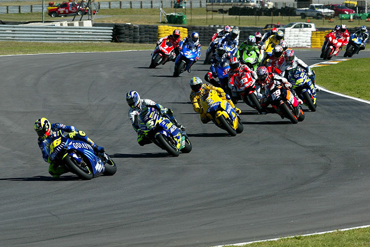 Welkom 2004: Rossi (46) führt hier bereits vor Gibernau 815), Biaggi (3), Hayden (69), Melandri (33) und Edwards (45)