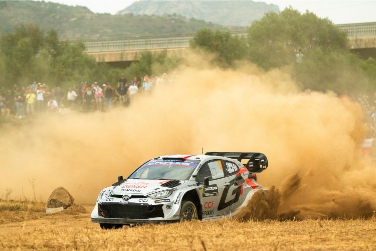 Sebastien Ogier im Toyota: Wirbelt mächtig Staub auf und führt nach Aufholjagd