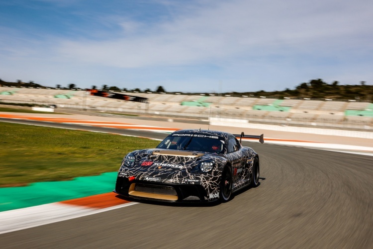 Der Porsche 718 Cayman GT4 ePerformance bei Testfahrten in Valencia