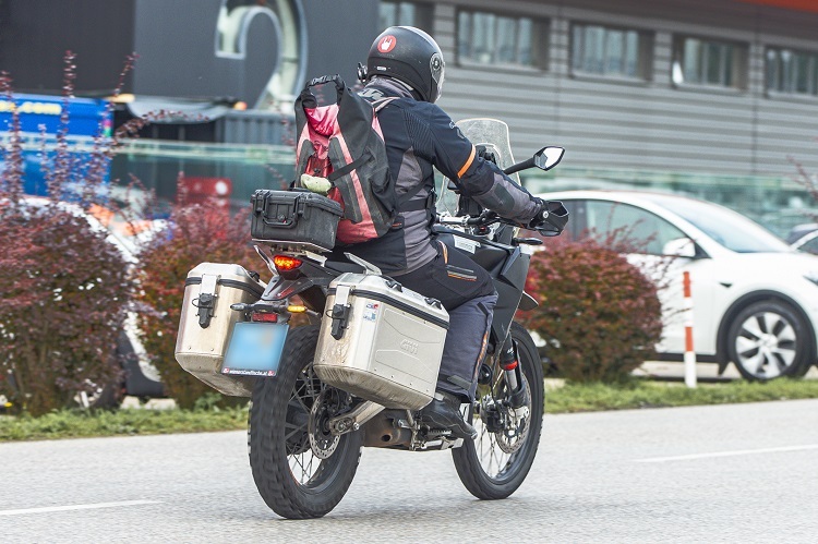 Ideales Weltreise- und Abenteuer-Motorrad: KTM 390 Adventure mit echter Geländetauglichkeit und zwei eng ans Heck gebauten Koffern