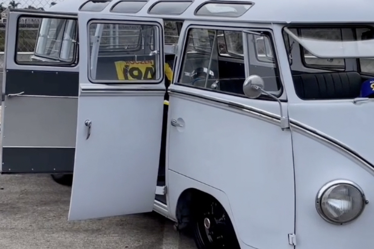 Roczens Auftritt im Fahrerlager mit Retro-VW-Bus
