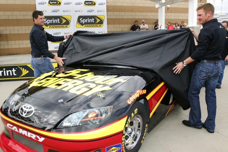 Michael Waltrip und Clint Bowyer enthüllen das Auto für 2012