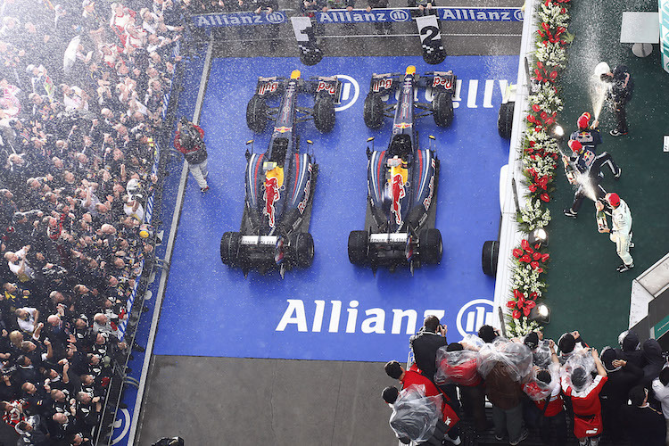 China 2009: Der erste Sieg von Red Bull Racing in der Formel 1, mit Sebastian Vettel vor Mark Webber