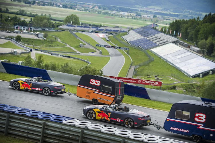 Verstappen und Ricciardo bei ihrem ungewöhnlichen Duell