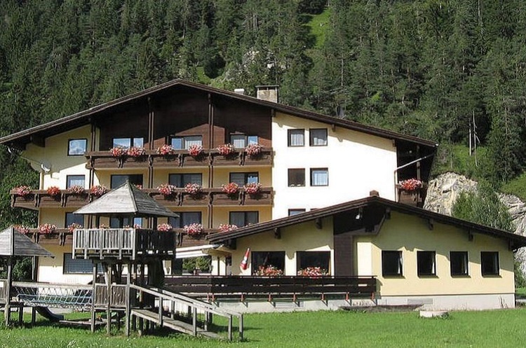 Das Hotel Schönauer Hof hat sich auf Motorradfahrer spezialisiert - und liegt im vom Fahrverbot betroffenen Lechtal 