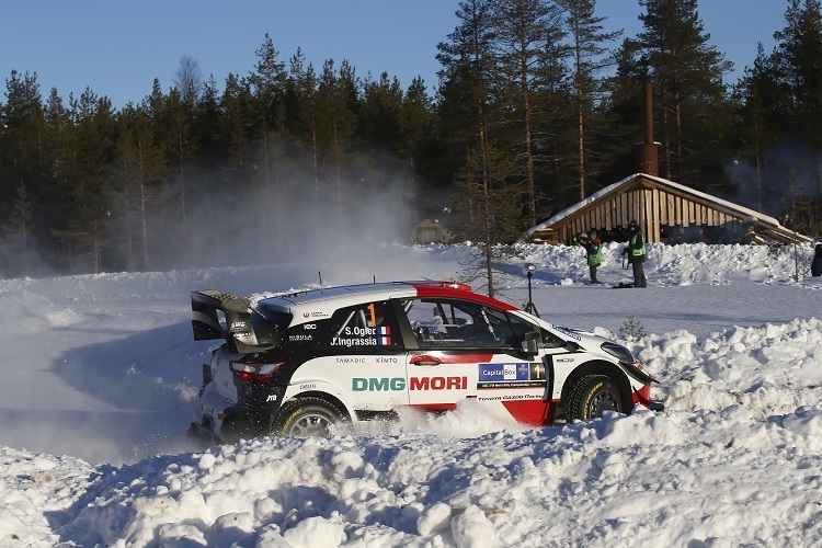 Der Titelverteidiger Sébastien Ogier versenkte seinen Toyota in einer Schneebank