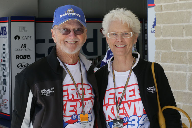 Eltern Jim und Shirley Schwantz mit den T-Shirts