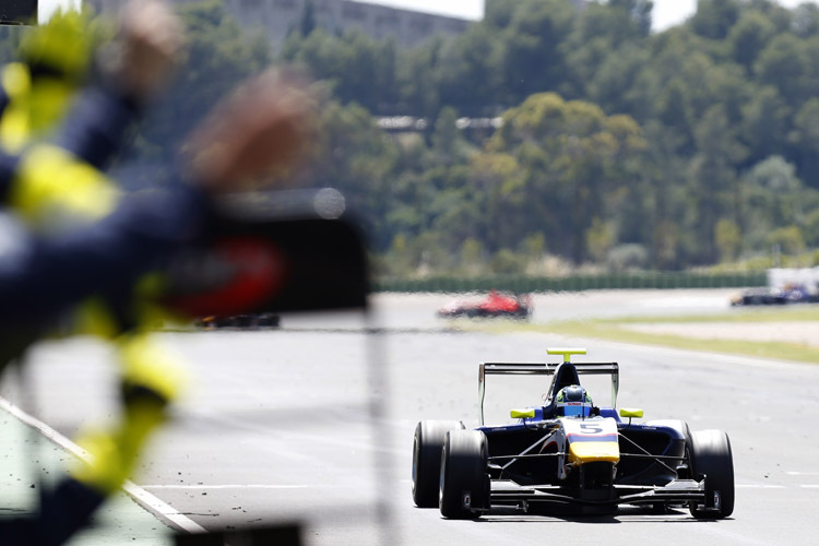 Freude bei MW Arden: Robert Visoiu fuhr in Valencia den ersten GP3-Sieg seiner Karriere ein
