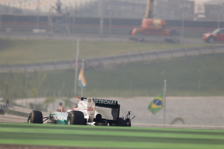 Michael Schumacher raus mit Reifenproblem
