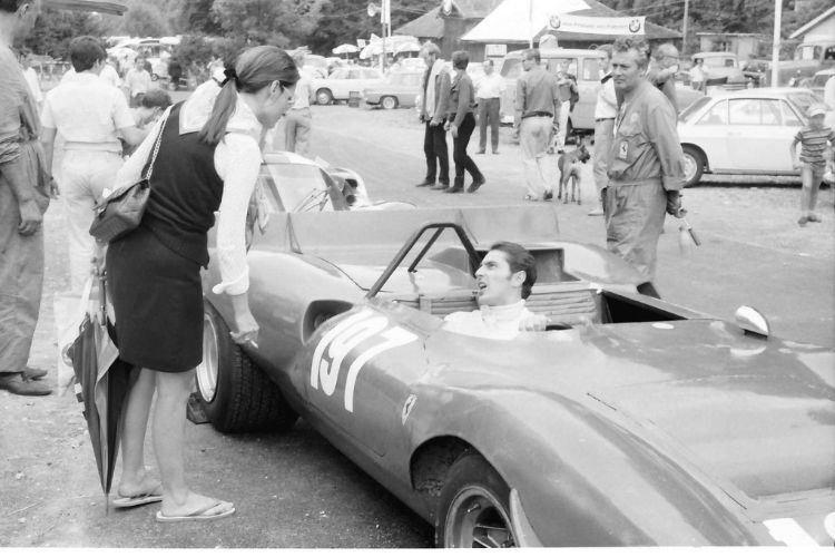 Informationsaustausch vor dem Start zum Sieg in der 1969er-Auflage: Peter Schetty im Ferrari