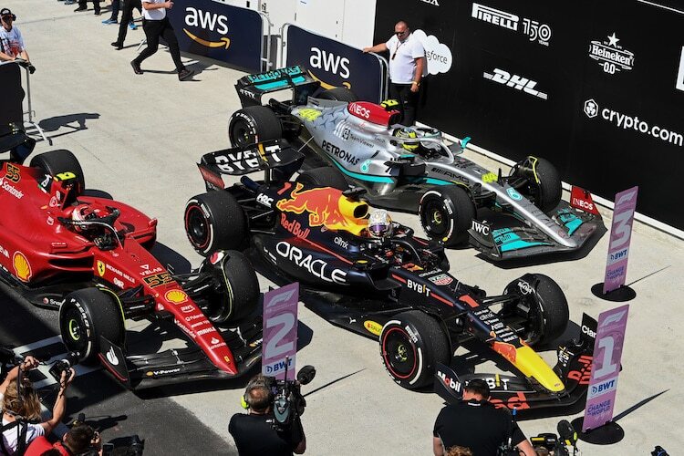 Die Seitenkasten-Konzepte 2022 am Ferrari, am Auto von Red Bull Racing und am Mercedes
