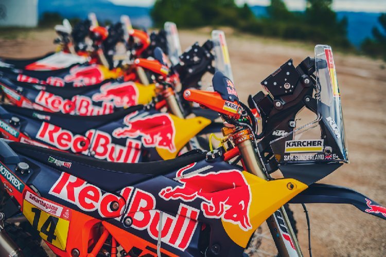 Die Red Bull KTM-Werksmotorräder stehen bereit