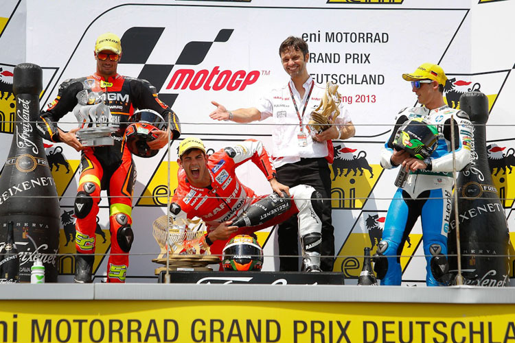 Jubeltag: Jordi Torres steht als GP-Sieger erstmals auf dem Podest, zusammen mit Simone Corsi und Pol Espargaró (re.)