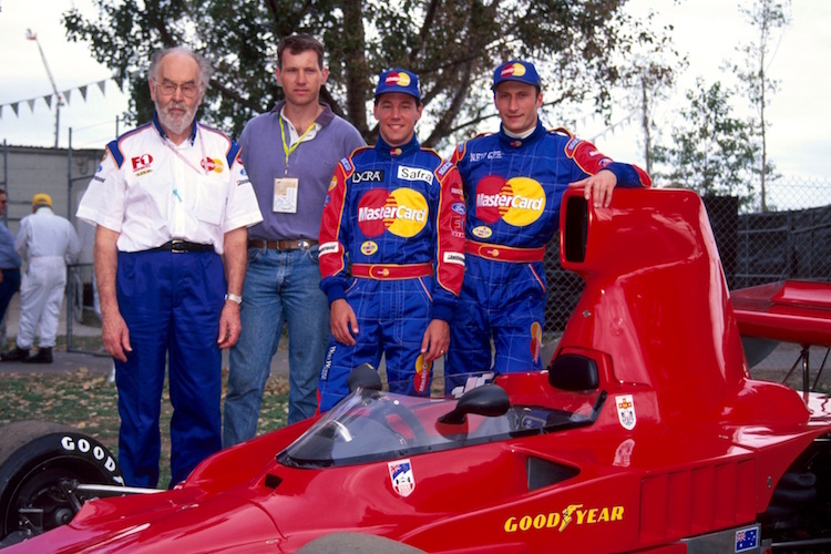 Eric Broadley, ein Gast des Teams, Ricardo Rosset und Vincenzo Sospiri 1997 in Melbourne