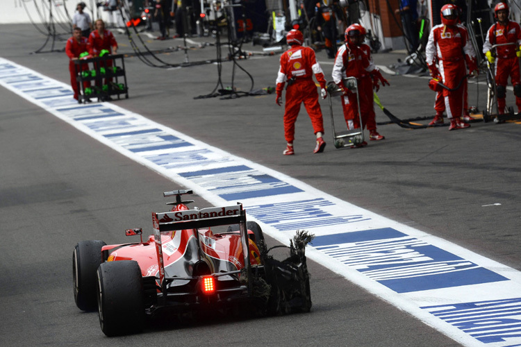 Sebastian Vettel kommt mit kaputtem Hinterreifen zur Box zurück
