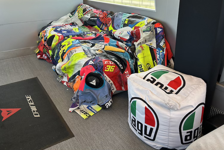 Recycling: Bei Dainese steht im Obergeschoss des Trucks an der Strecke ein Sofa mit Bezug aus alten Lederkombis