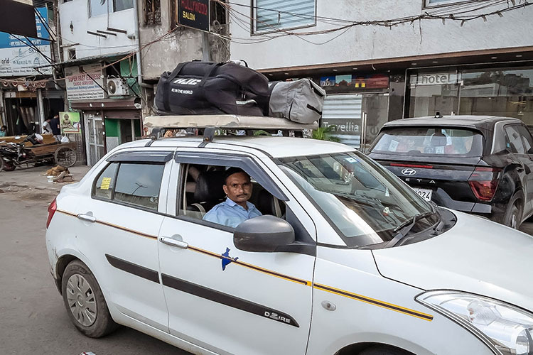 In Indien gehen die Uhren anders: Unser Gepäck auf dem Uber-Taxi