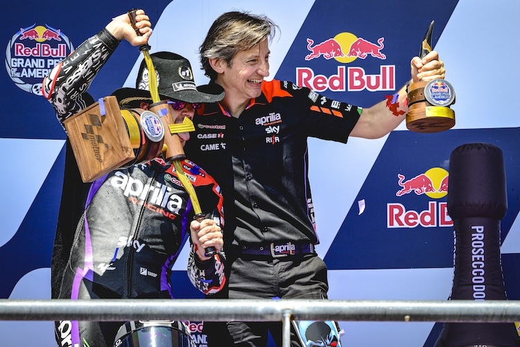 Maverick Vinales feiert mit Massimo Rivola den Sieg beim Grand Prix der USA