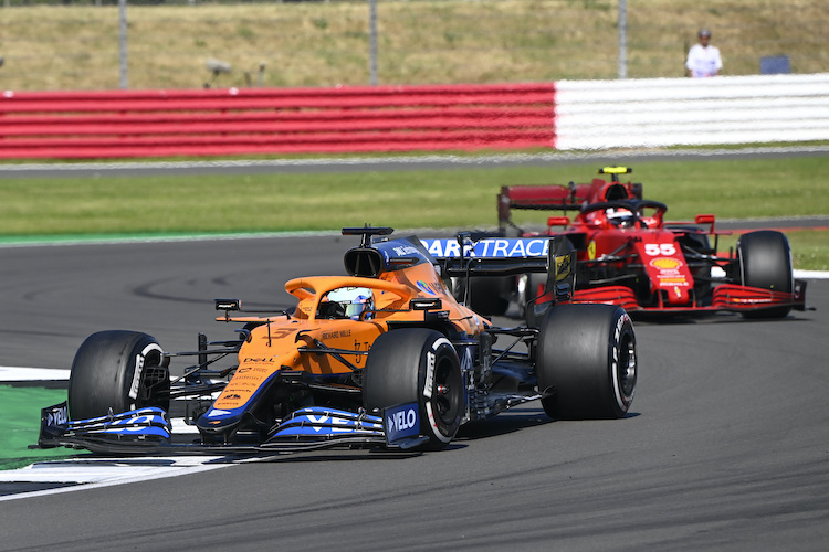 Carlos Sainz steckte hinter Daniel Ricciardo fest