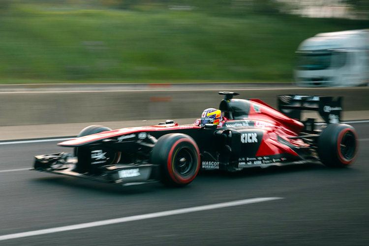 Huch, ein Formel-1-Rennwagen auf der Autobahn!