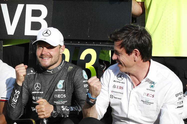 Valtteri Bottas mit Mercedes-Motorsportdirektor Toto Wolff