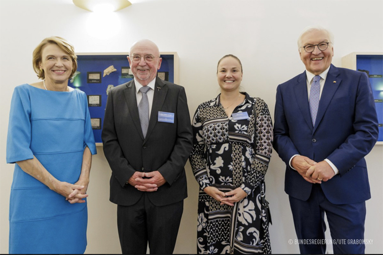 Die DMSB-Spitze (Mitte) umrahmt von der First Lady (li) und dem Bundespräsidenten (re.)