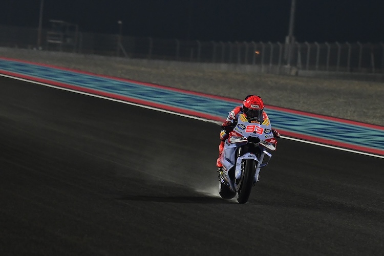 Marc Márquez beim nassen Training in der Wüste. Der Gresini Ducati drehte fleissig Runden und war am Ende Schnellster