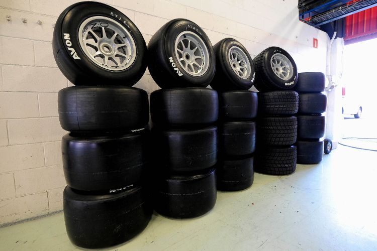 Reifen in der Garage beim Formel 2 Test Barcelona